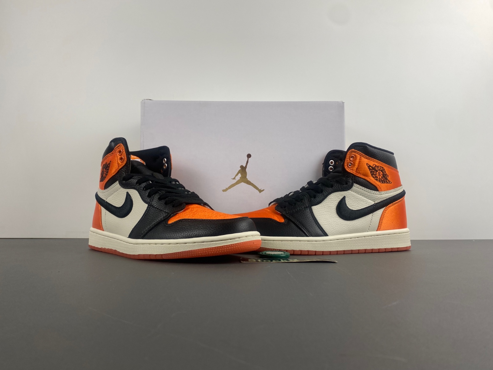 Air Jordan 1 Retro High OG Satin Shattered Backboard   AV3725-010