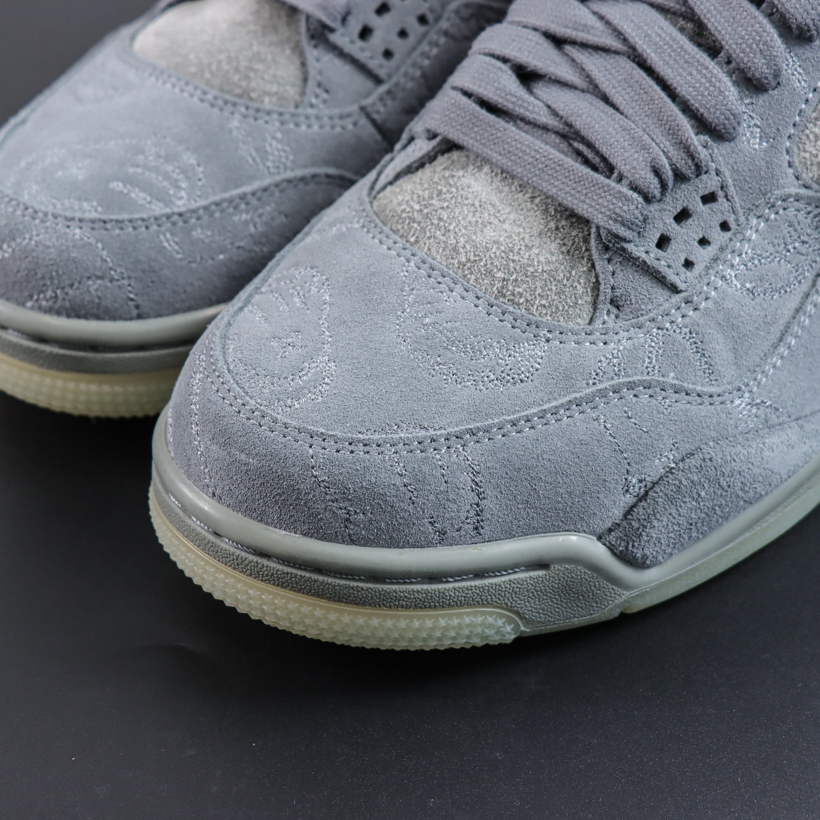 Max US16 KAWS x Air Jordan 4 “Cool Grey”