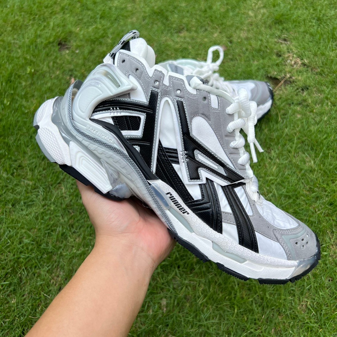 Ba*len*cia*ga runner graffiti sneakers4