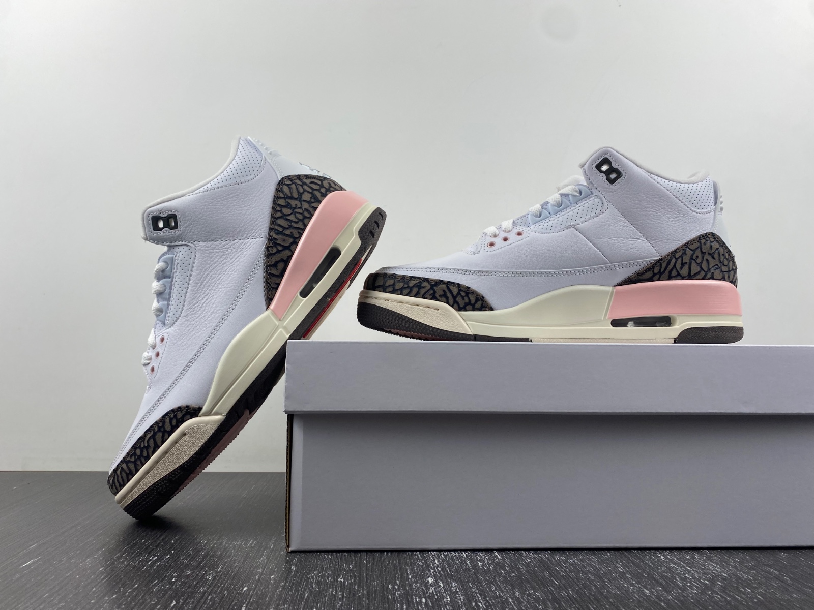 AIR JORDAN 3 RETRO 'NEAPOLITAN'