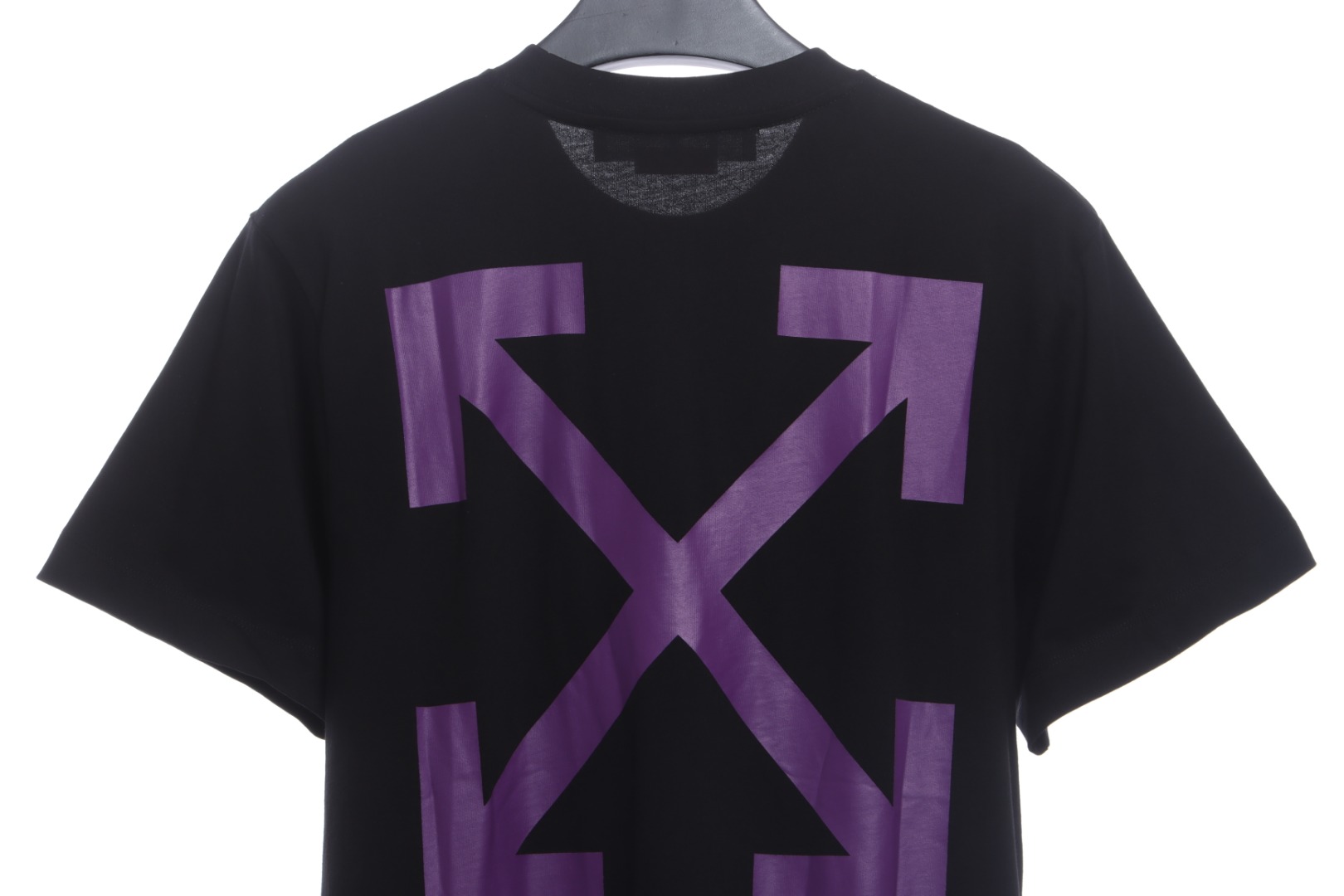 0W oil painting of Notre Dame with short sleeves