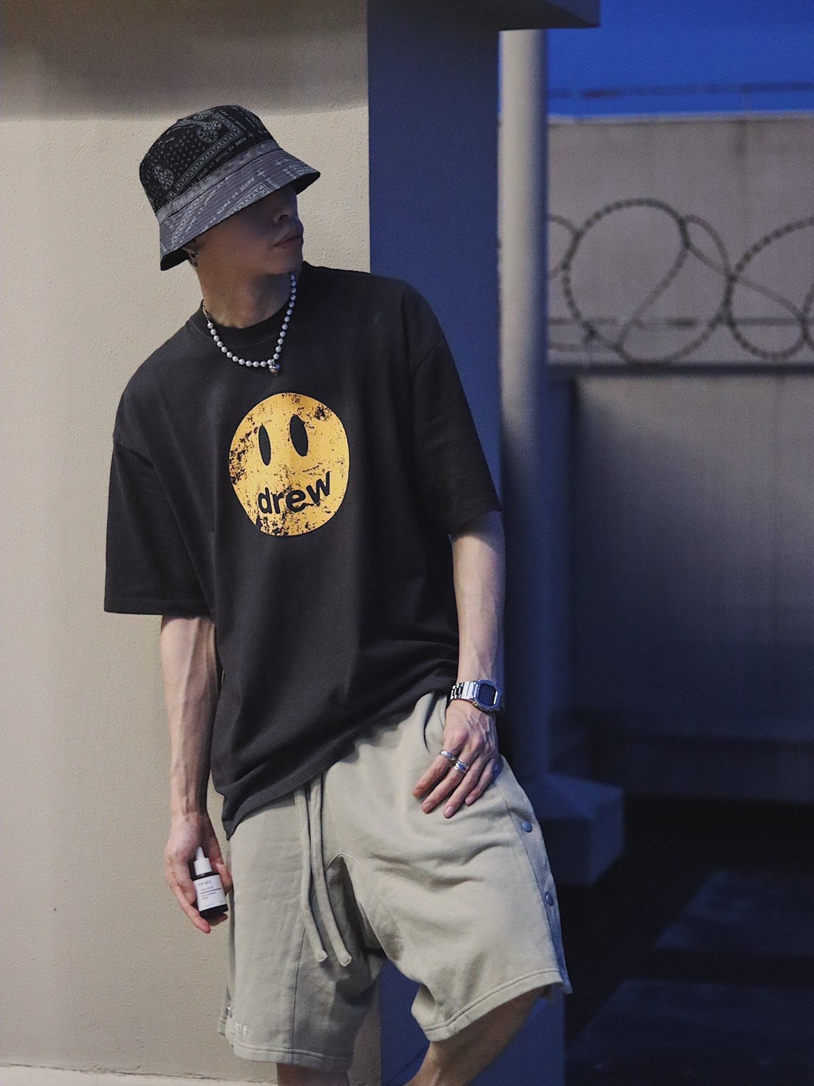 DREW washing to make old smiling faces and short sleeves