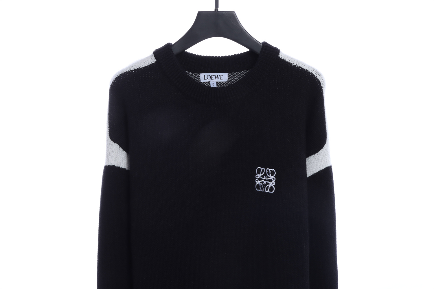 LOEVVE 22FW  Ribbon Embroidered Crew Neck Sweater