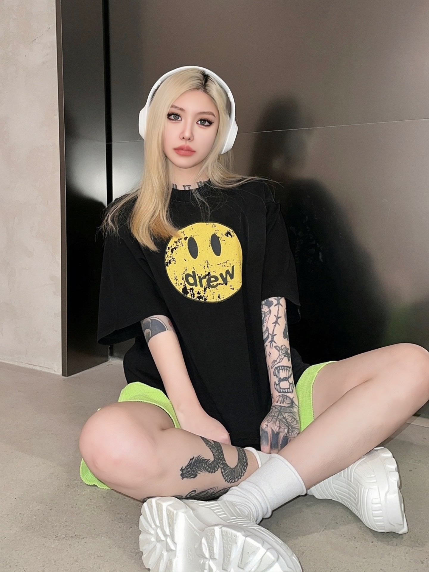 DREW washing to make old smiling faces and short sleeves