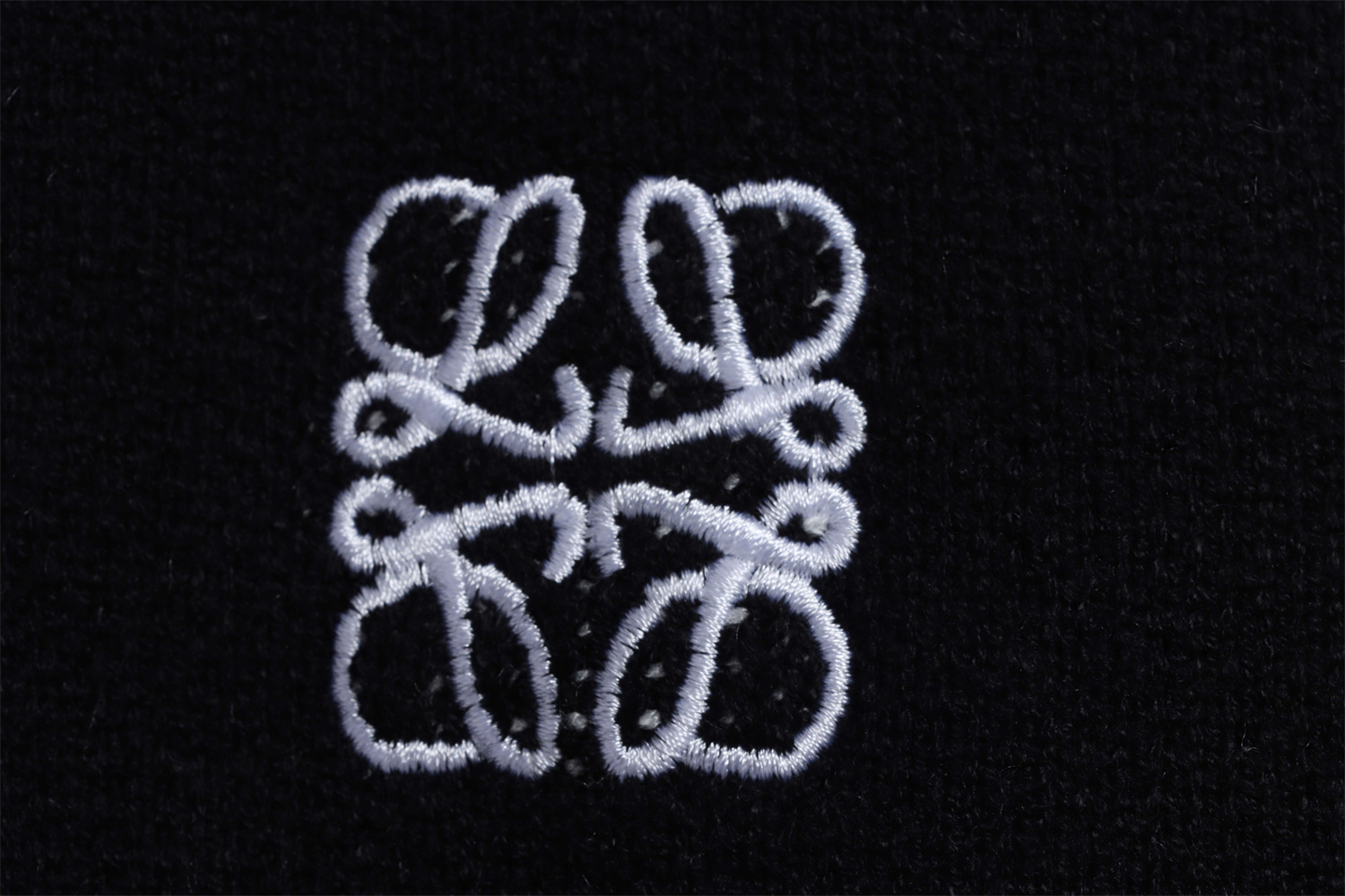 LOEVVE 22FW  Ribbon Embroidered Crew Neck Sweater