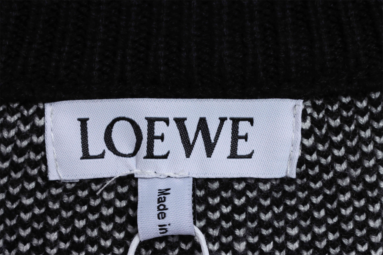 LOEVVE 22FW  Ribbon Embroidered Crew Neck Sweater