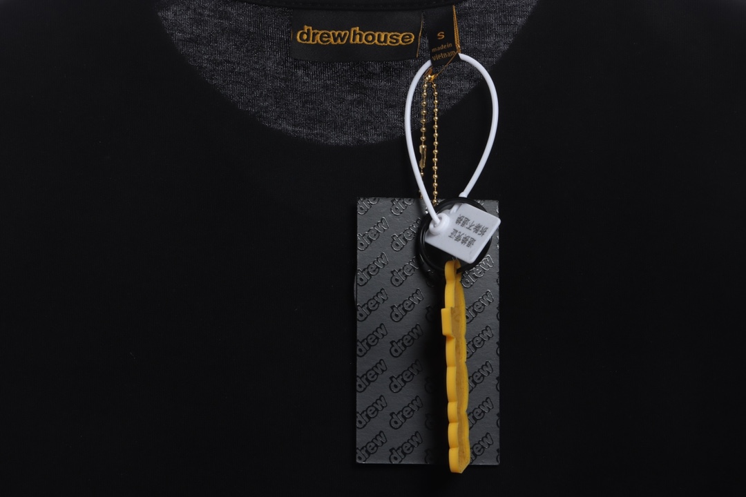 DREW washing to make old smiling faces and short sleeves