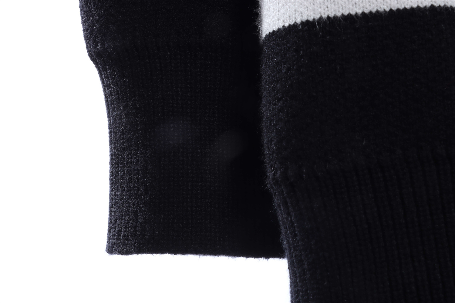 LOEVVE 22FW  Ribbon Embroidered Crew Neck Sweater