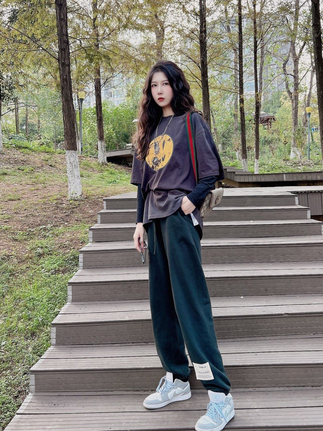 DREW washing to make old smiling faces and short sleeves