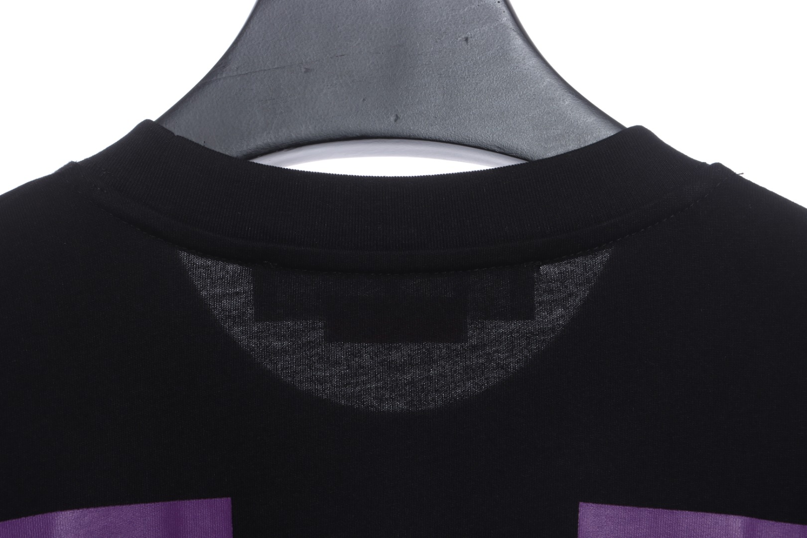 0W oil painting of Notre Dame with short sleeves