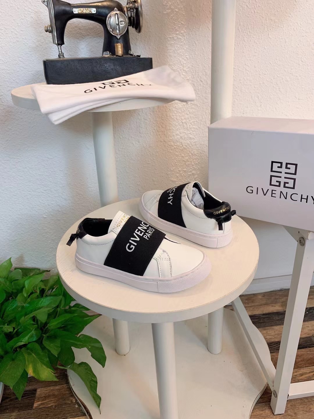 Kid shoes Givenchy