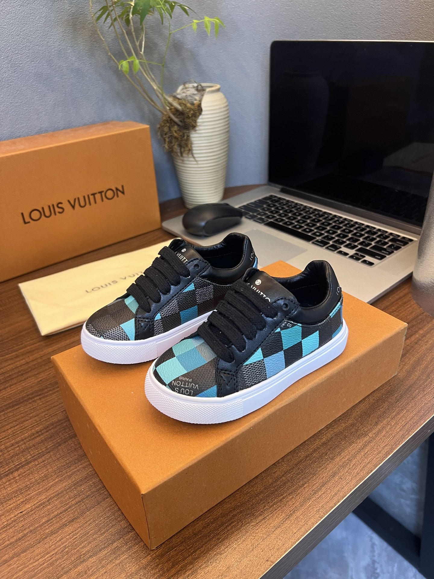 Kid shoes LV