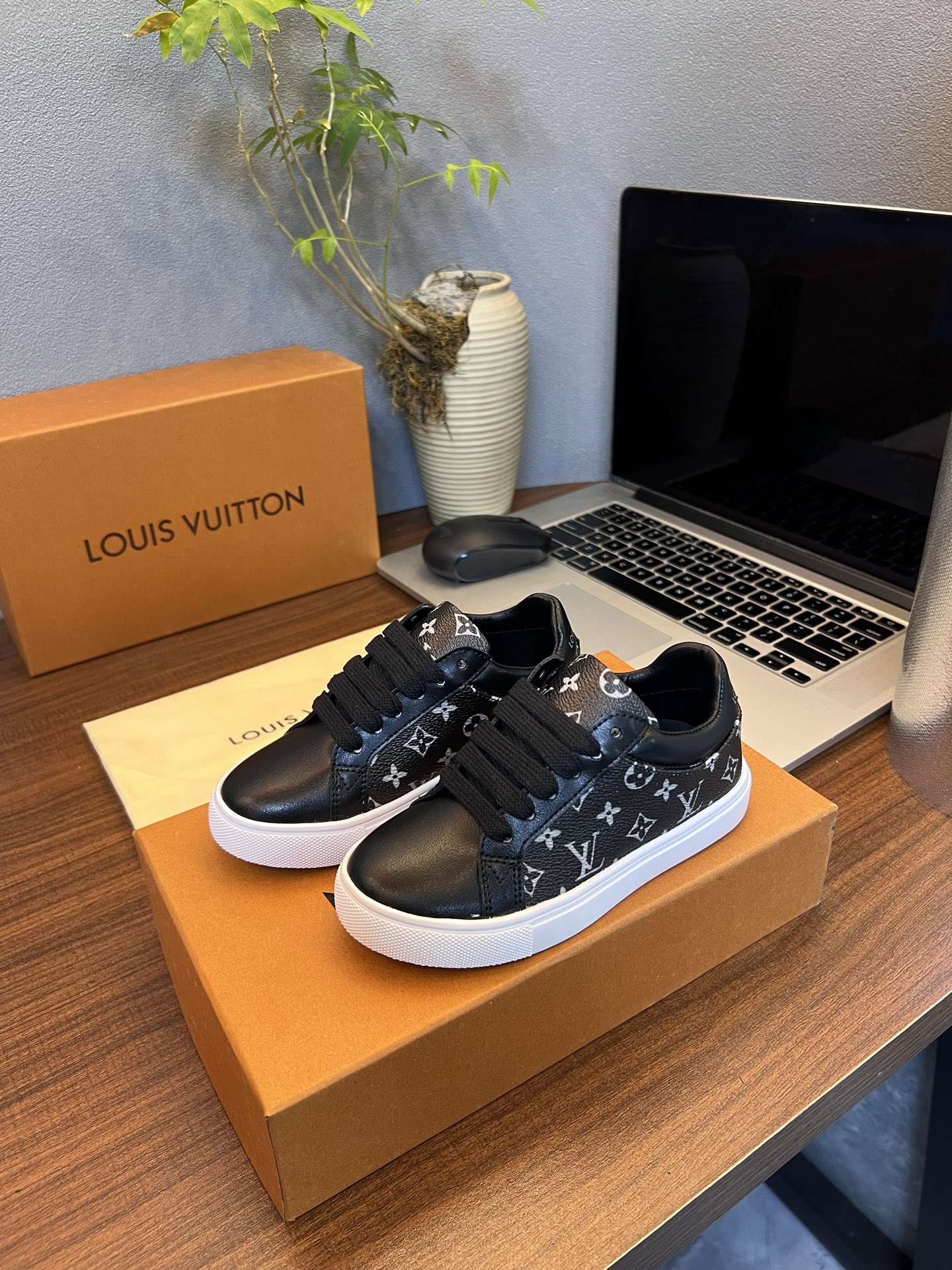 Kid shoes LV