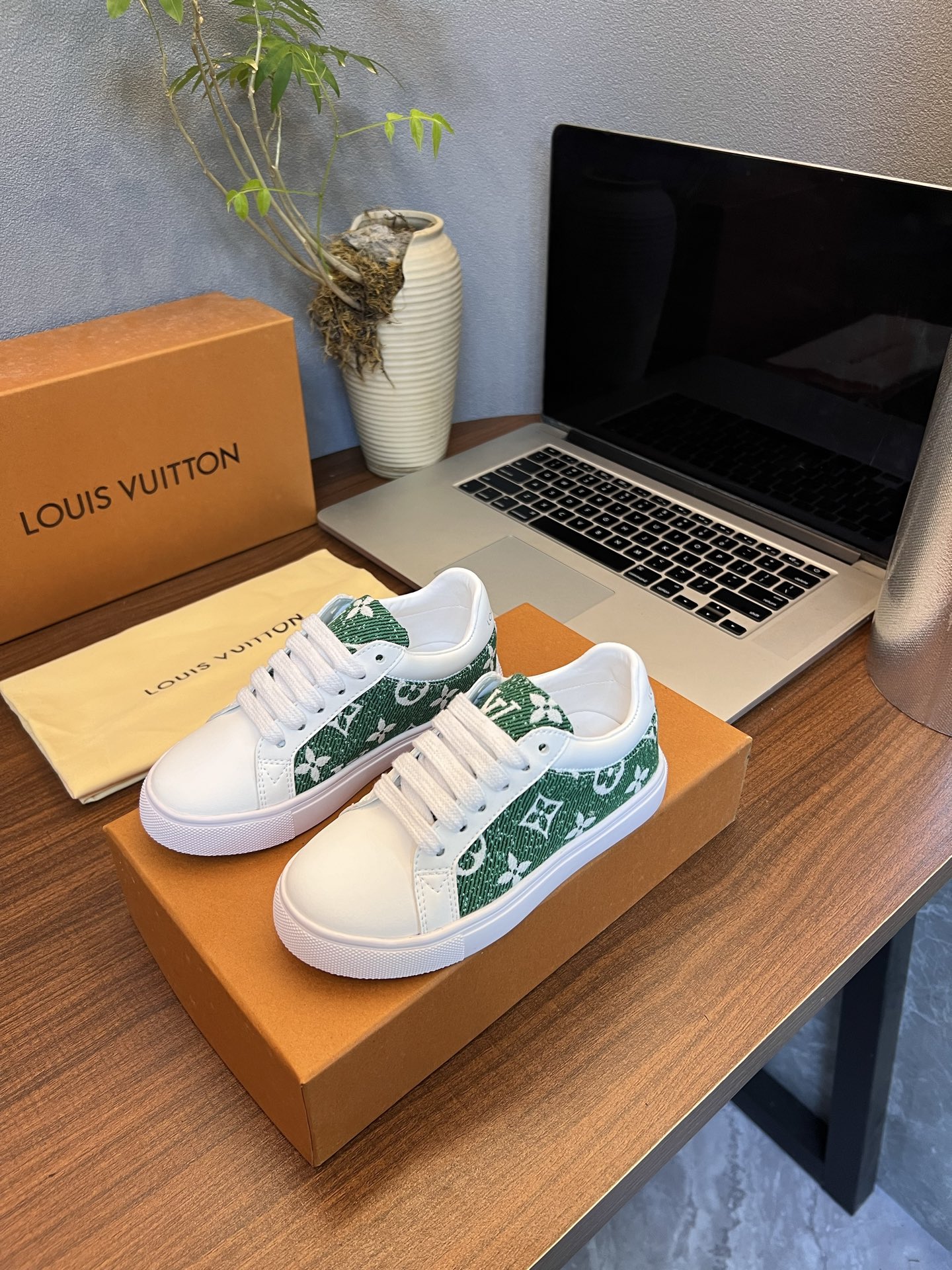 Kid shoes LV