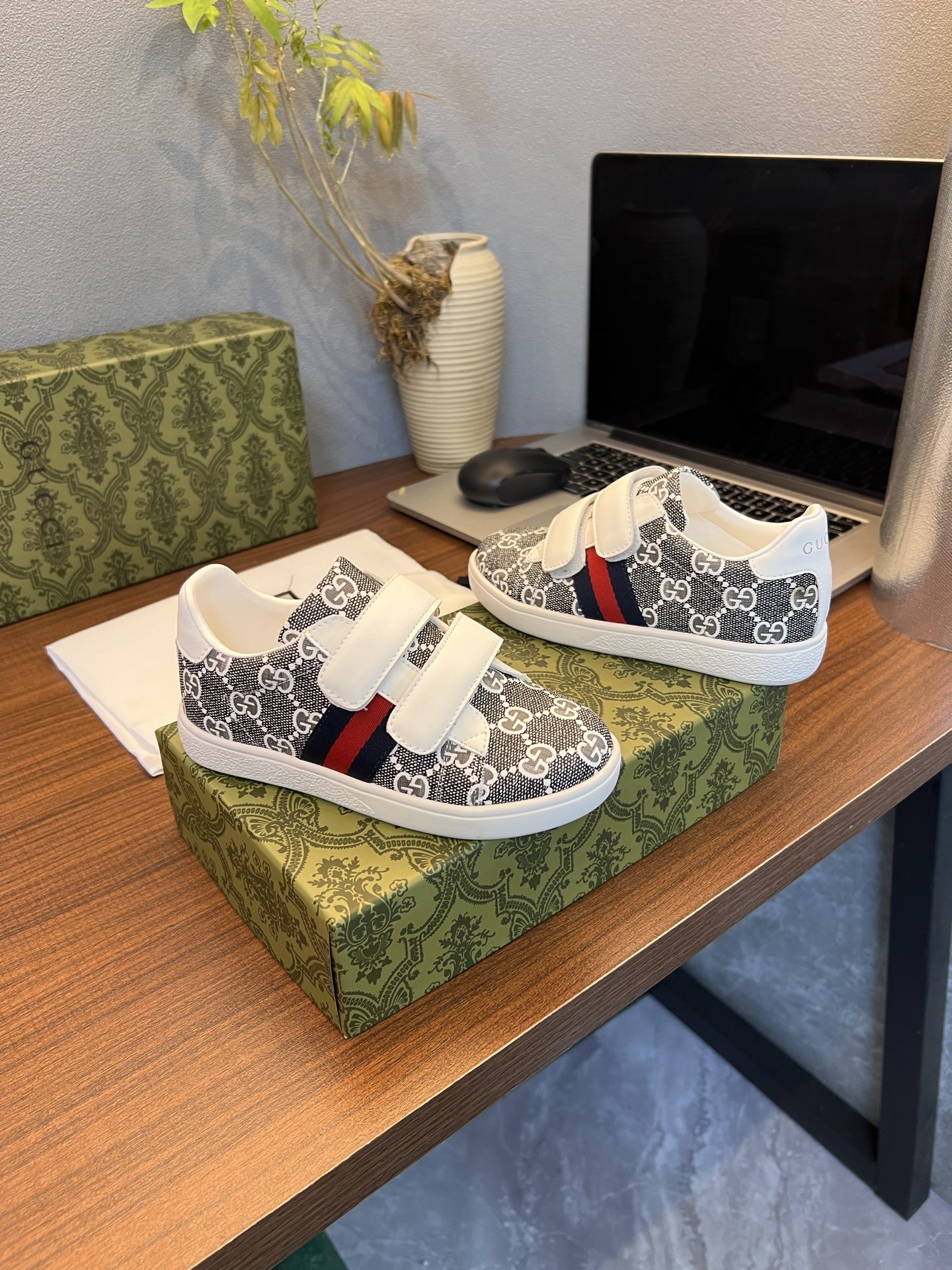 Kid shoes Gucci