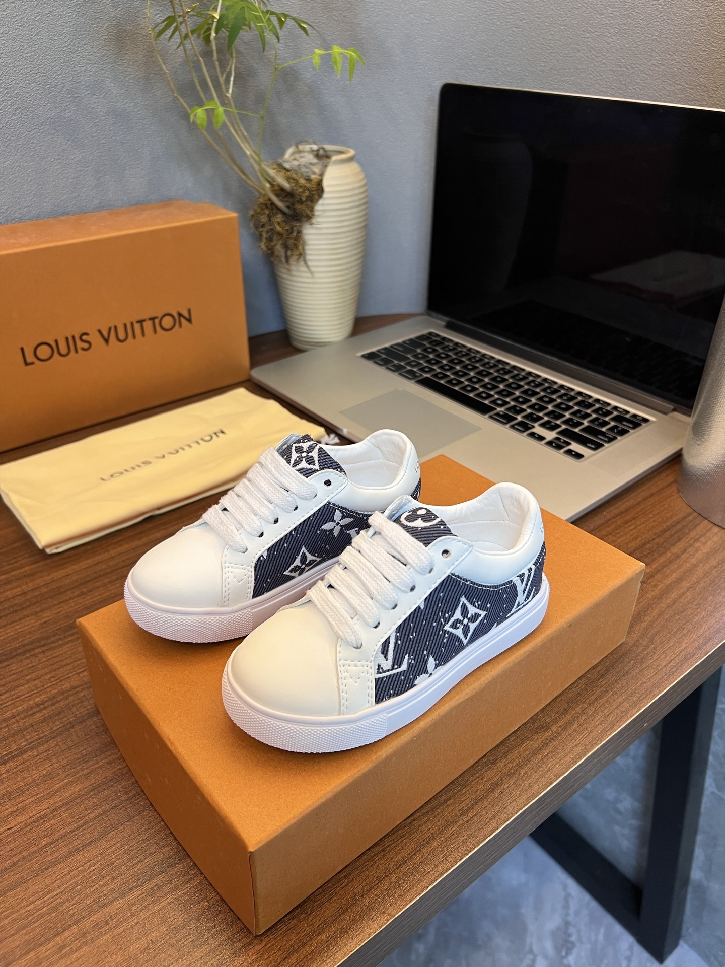 Kid shoes LV