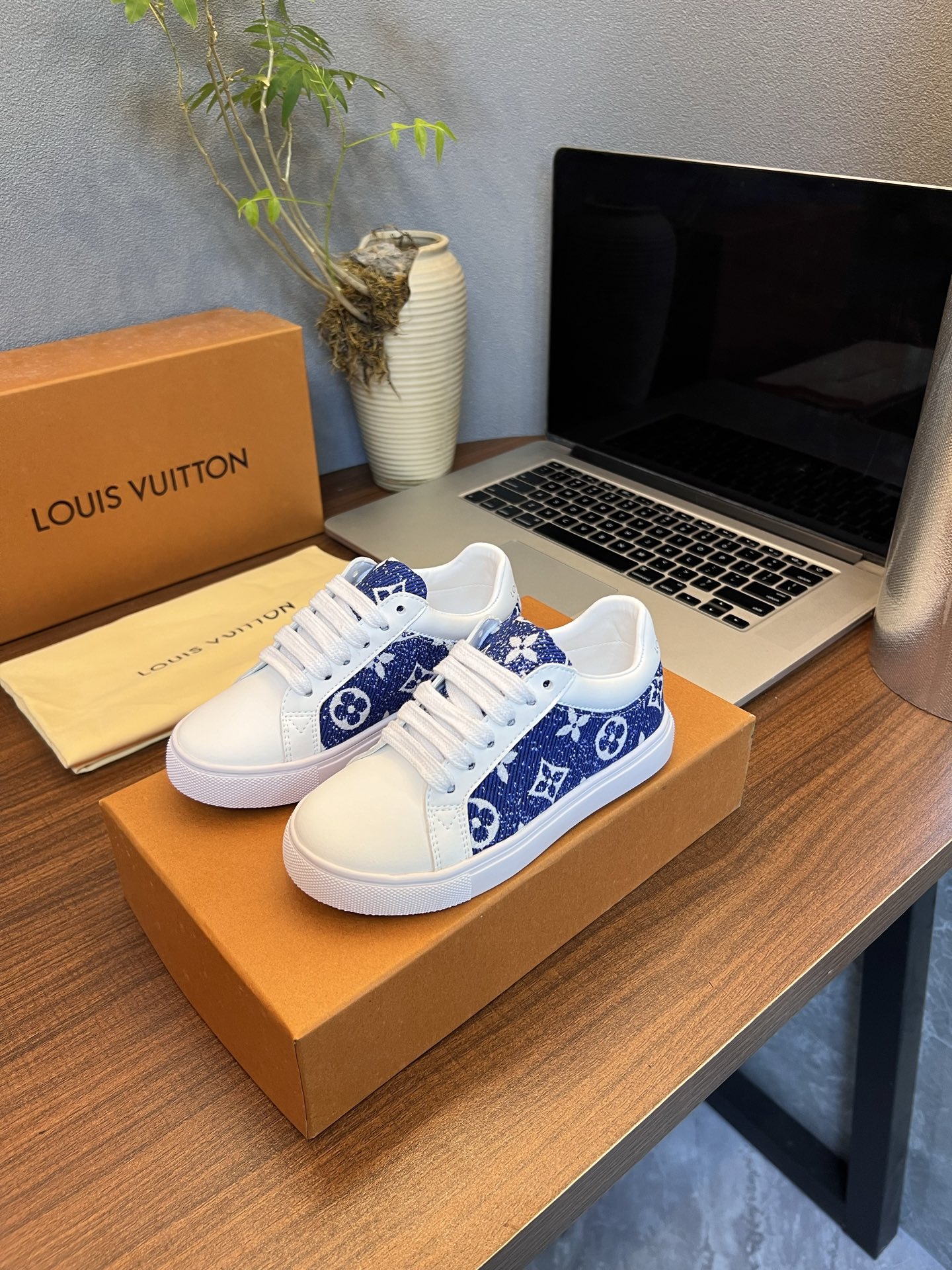 Kid shoes LV