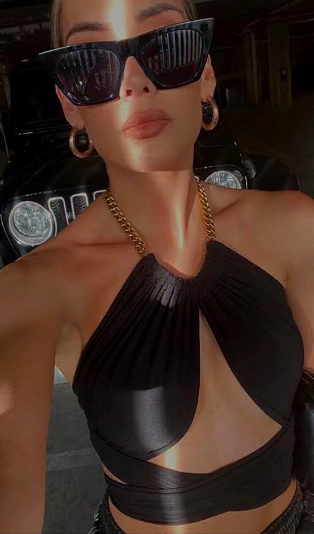 VEST WITH METAL CHAIN HANGING NECK TOP IN BLACK