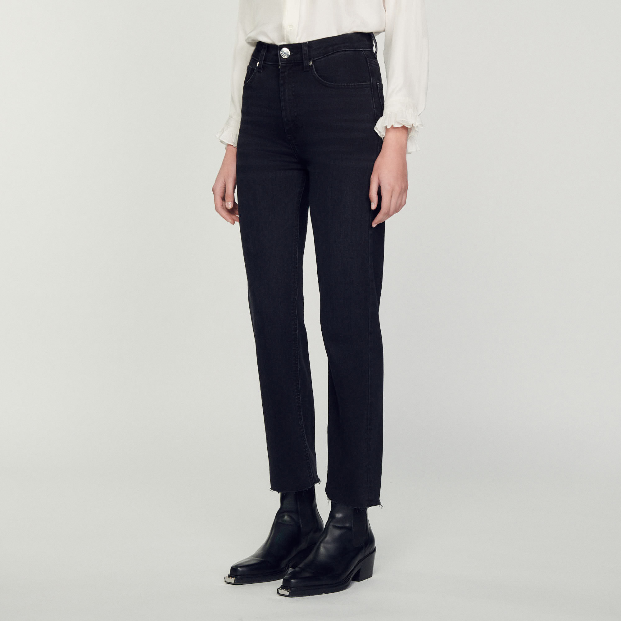 Straight-cut jeans with raw edges