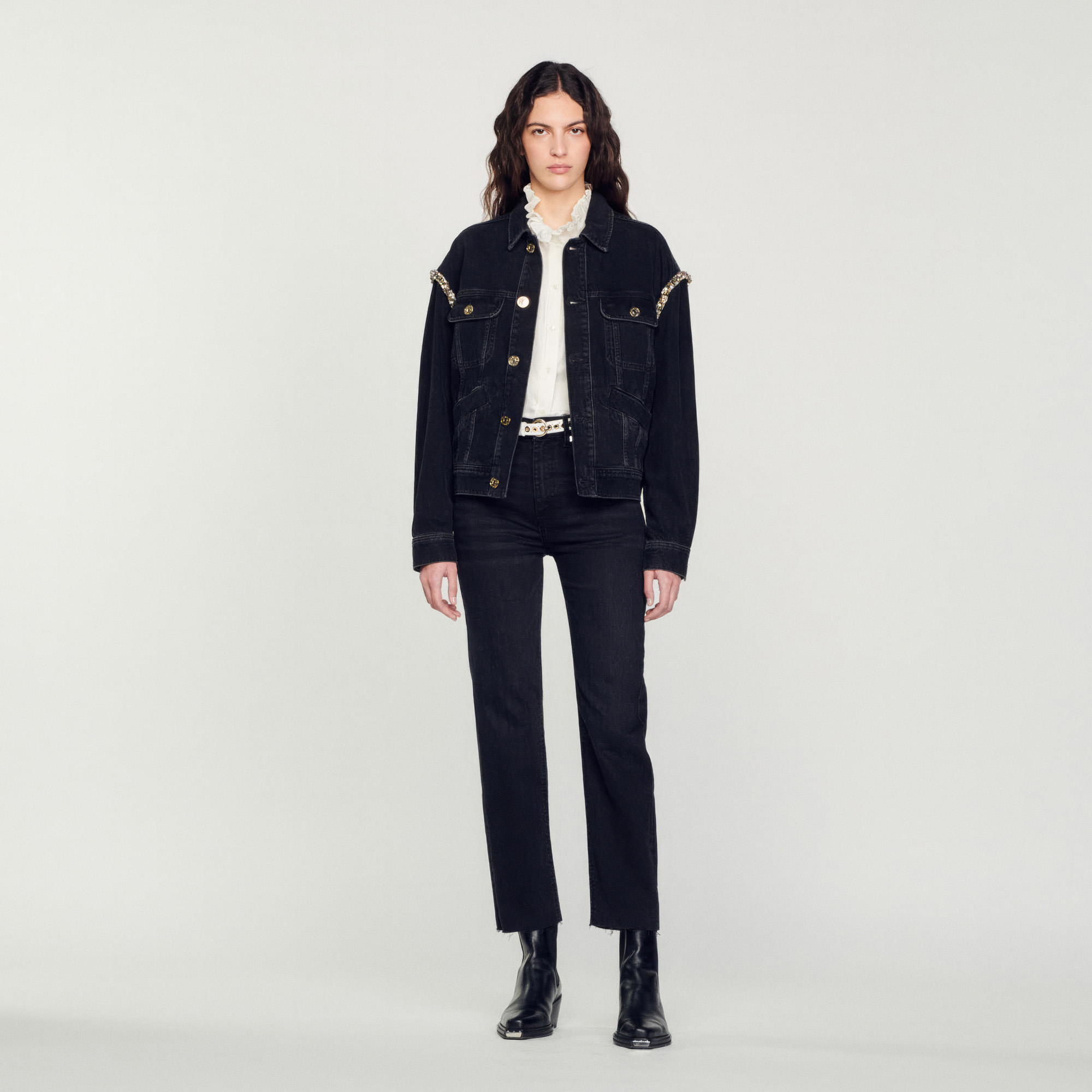 Straight-cut jeans with raw edges