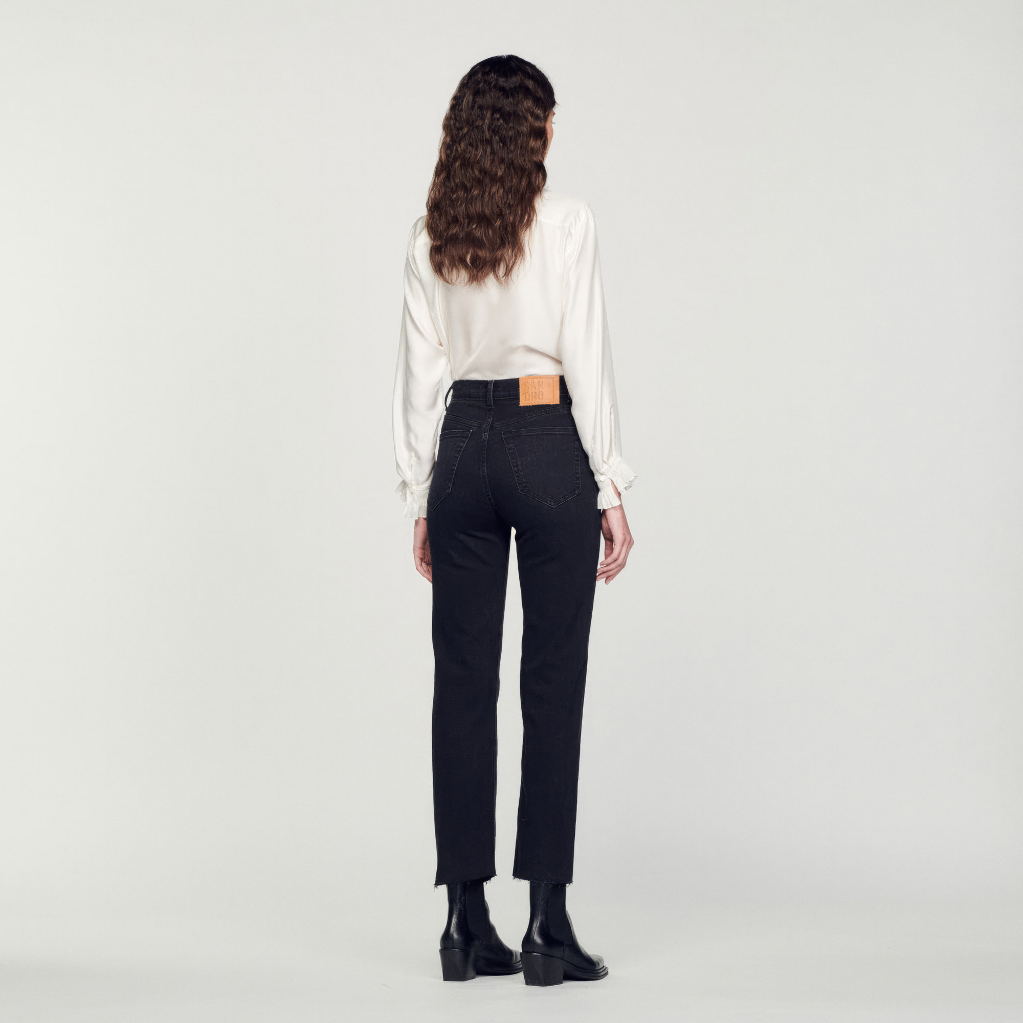 Straight-cut jeans with raw edges