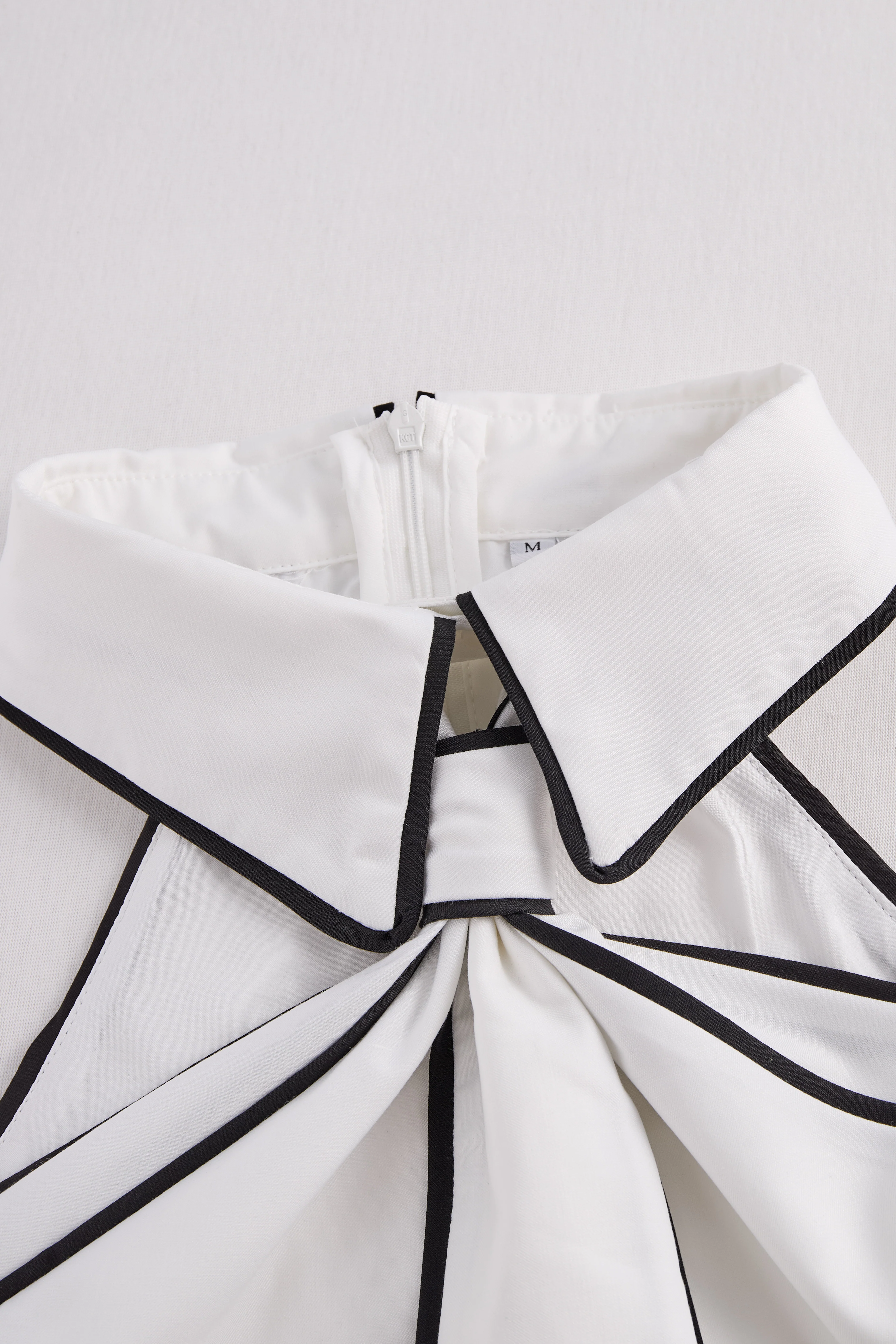 Stylish Sleeveless Halter Neck Blouse With Bold Contrast Trim