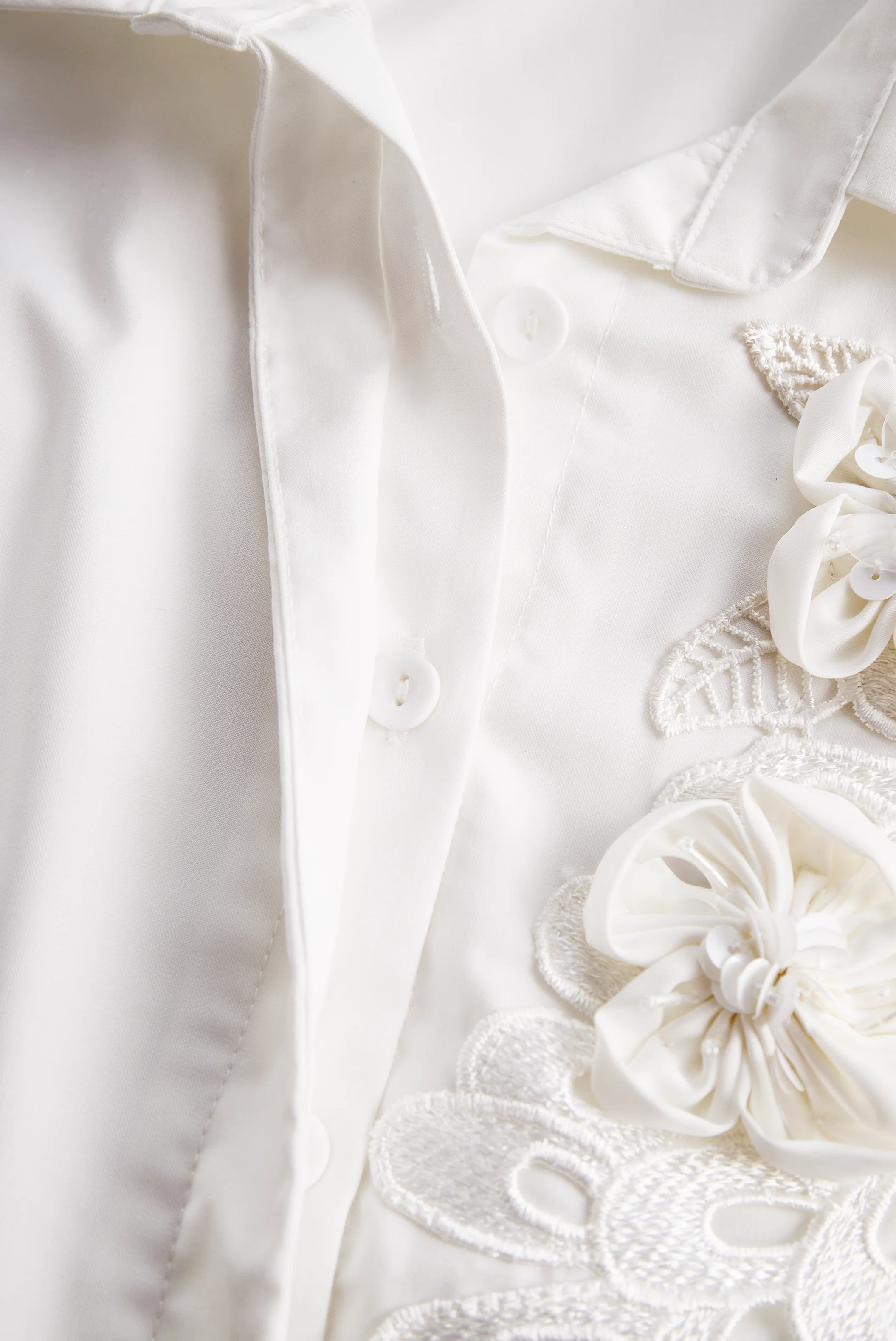 Sleeveless Shirt with 3D Floral Appliqué