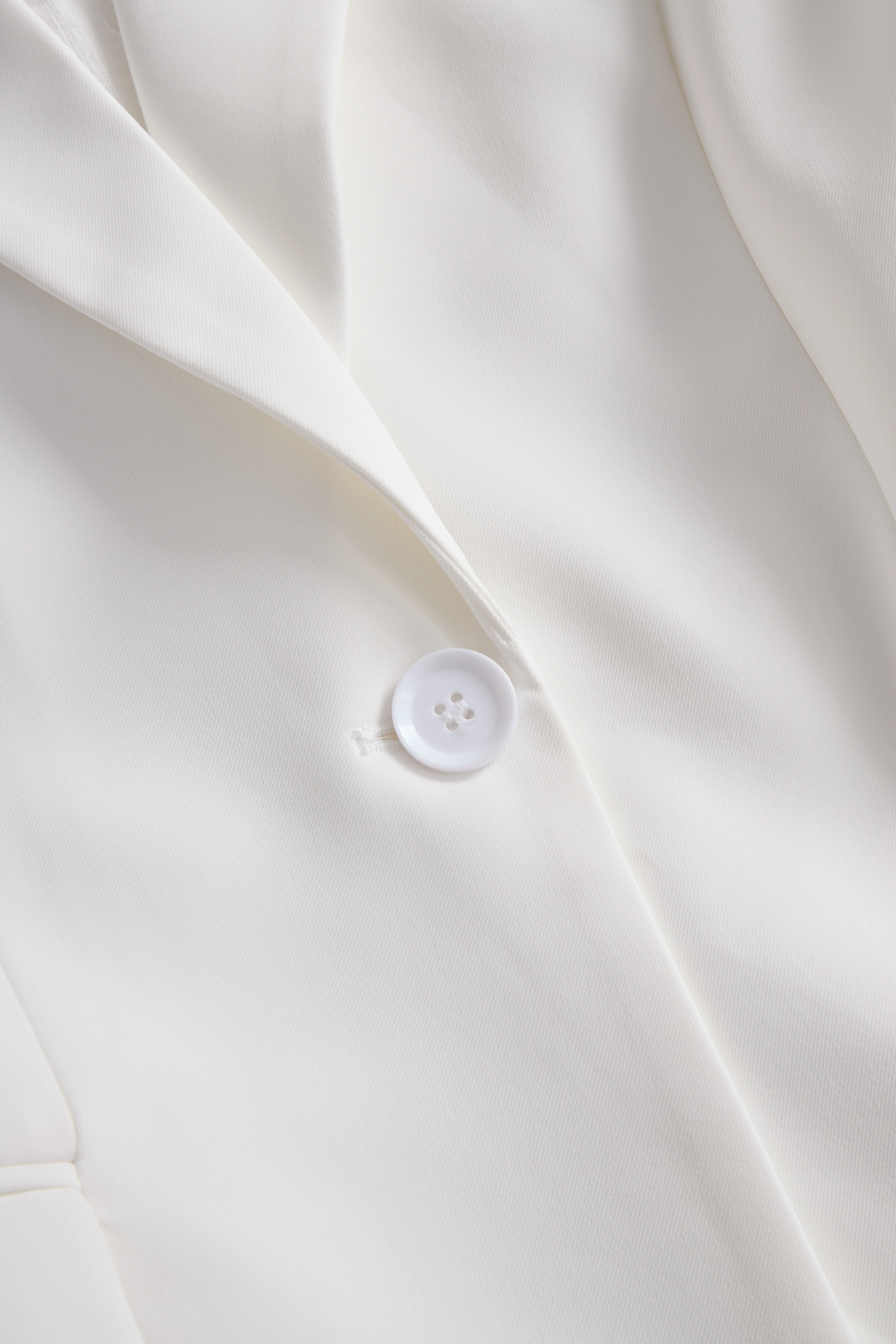 Elegant White Lace-Backed Blazer with Structured Silhouette