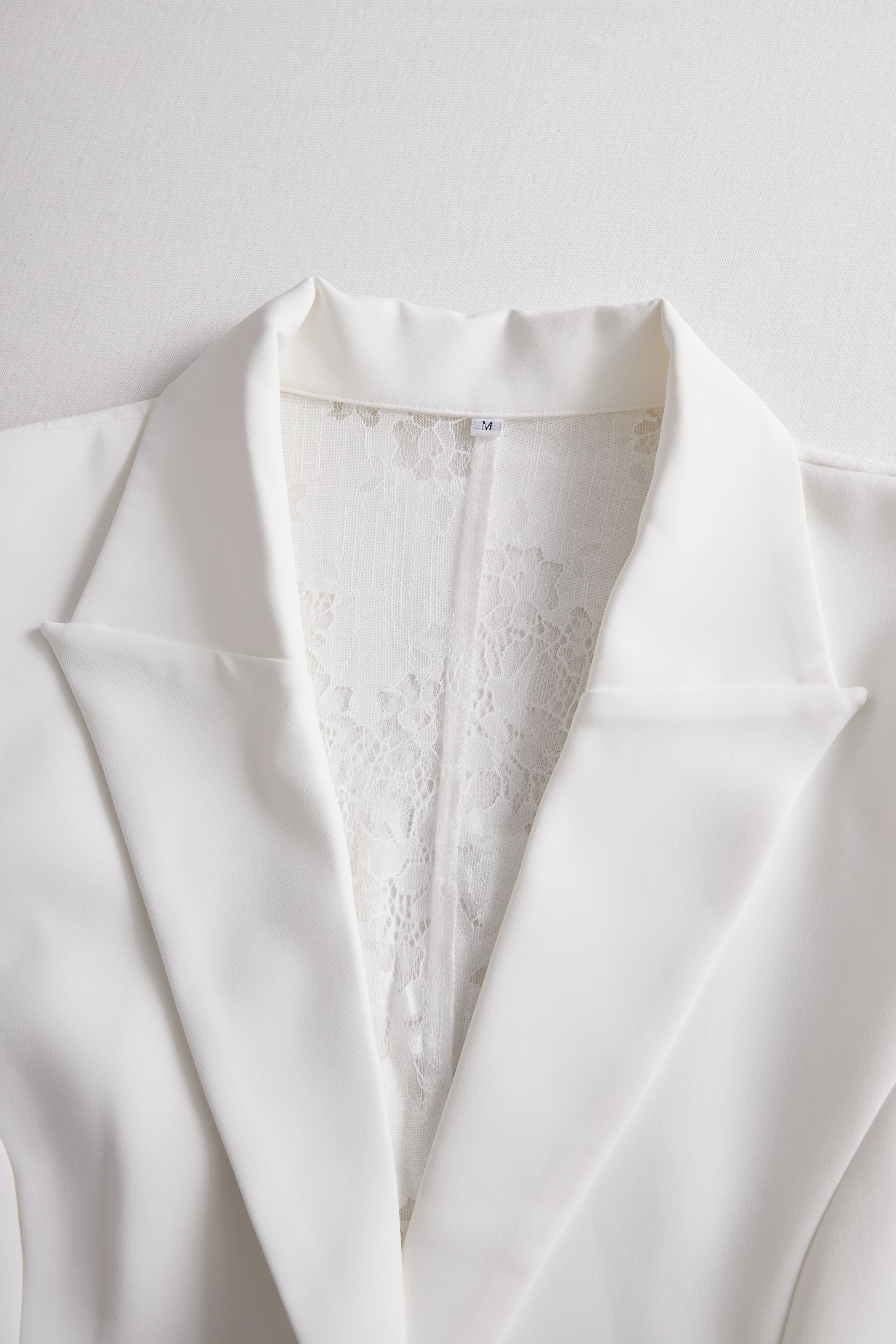 Elegant White Lace-Backed Blazer with Structured Silhouette