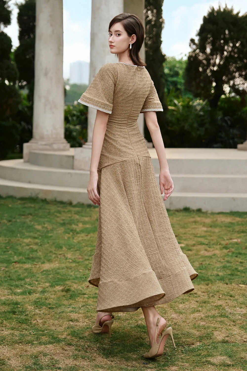 Isla V-Neck Gathering Midi Dress