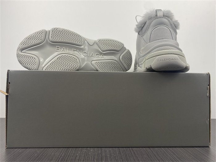 BLCG Triple S Fake Fur Grey 668563 W3CQ5 1210 detail 6
