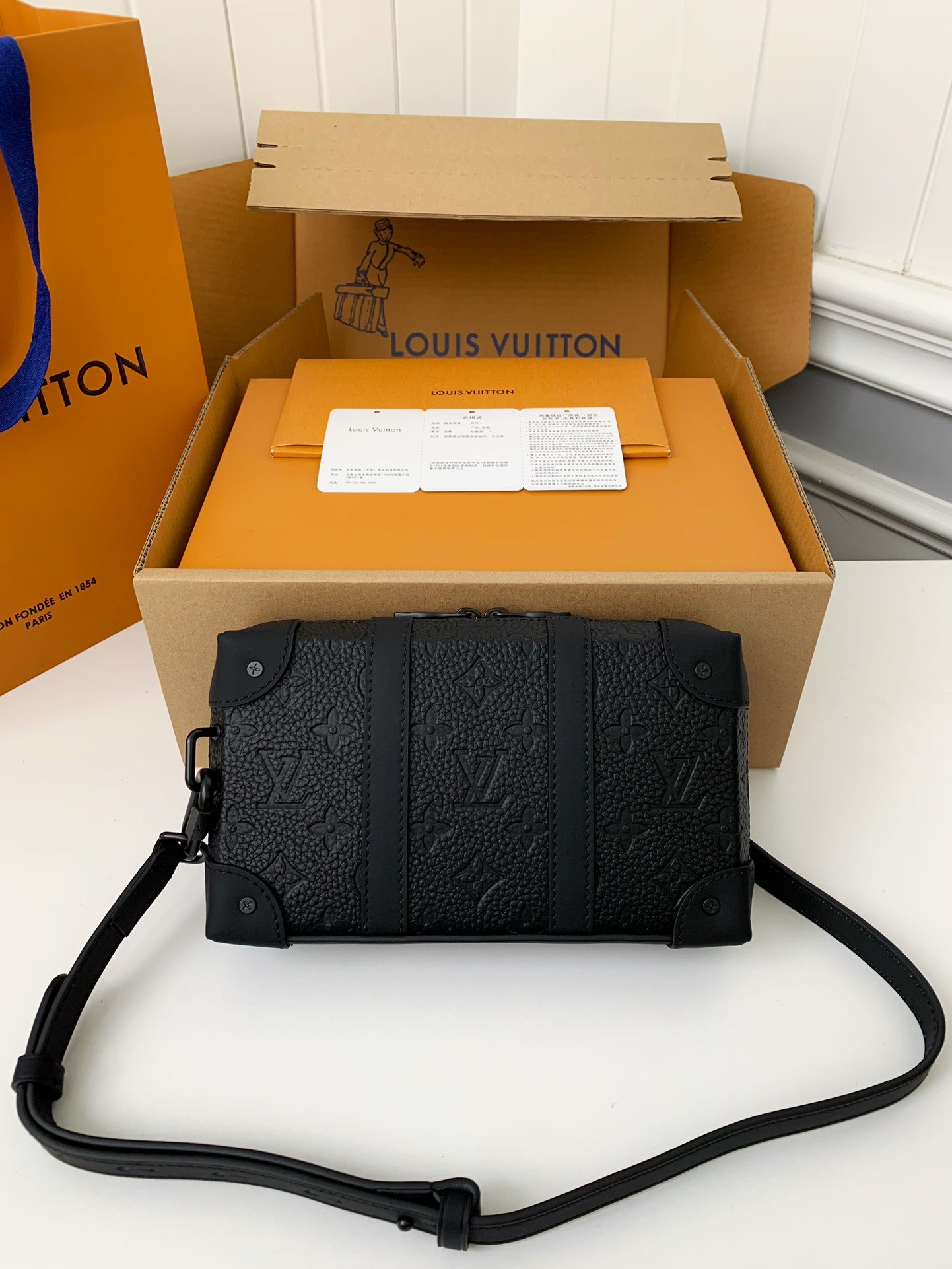 L X V's new Sac Plat Horizontal Zipp&eacute; men's black flower briefcase M80224 Size:  22.5*14*5cm