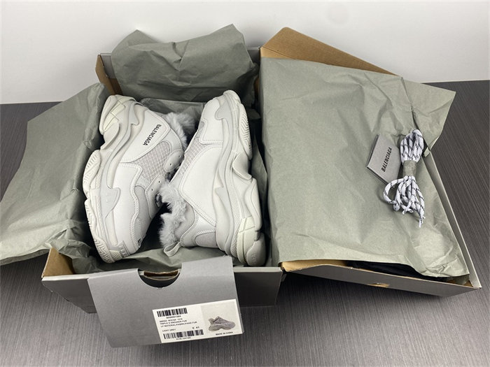 BLCG Triple S Fake Fur Grey 668563 W3CQ5 1210 detail 7