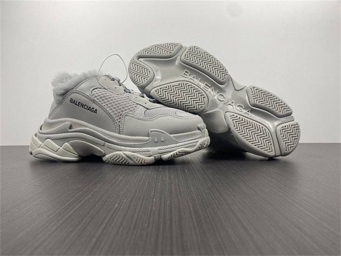 BLCG Triple S Fake Fur Grey 668563 W3CQ5 1210 detail 3