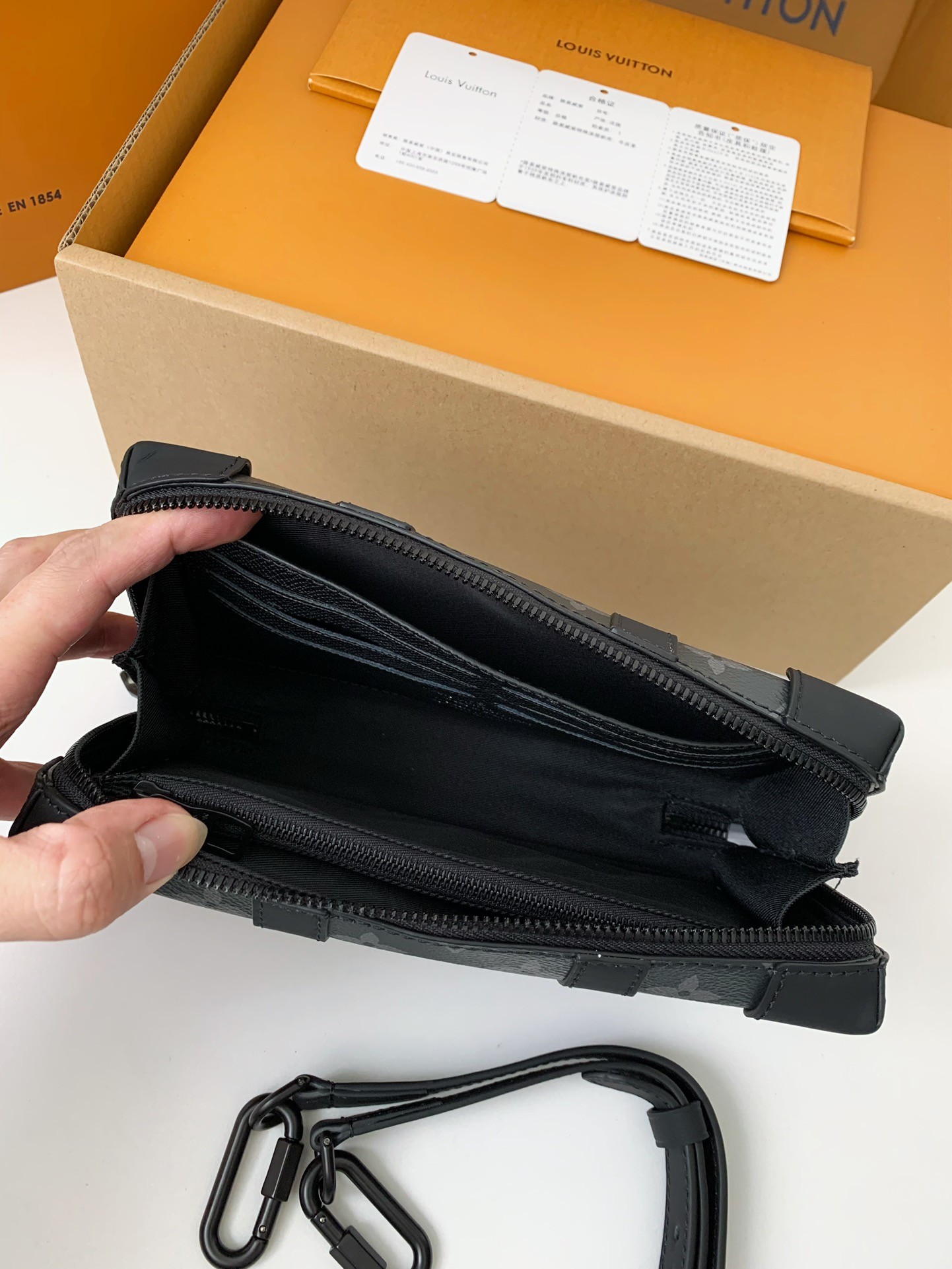 L X V's new Sac Plat Horizontal Zippé men's black flower briefcase M45165 Size: 22.5*14*5cm detail 9