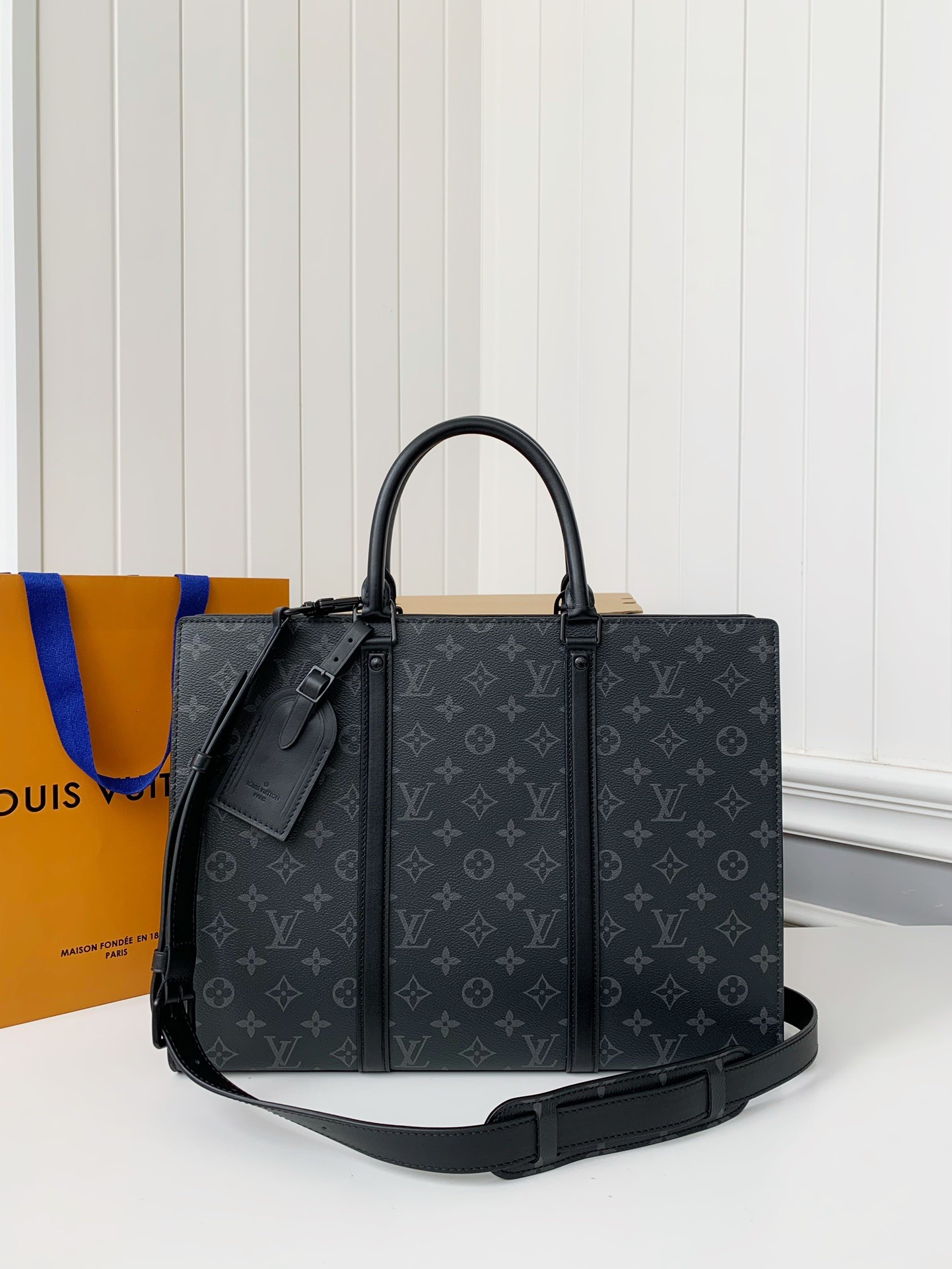 L X V's new Sac Plat Horizontal Zipp&eacute; men's black flower briefcase M45165 Size: 31*39*8.5cm