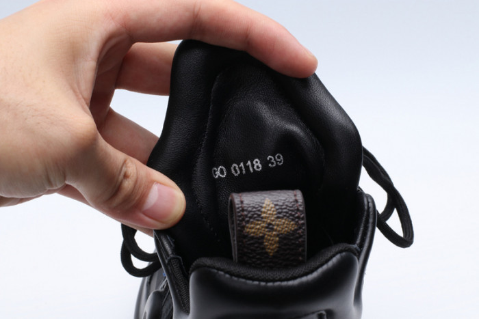 L x V snekaers L000001 detail 11