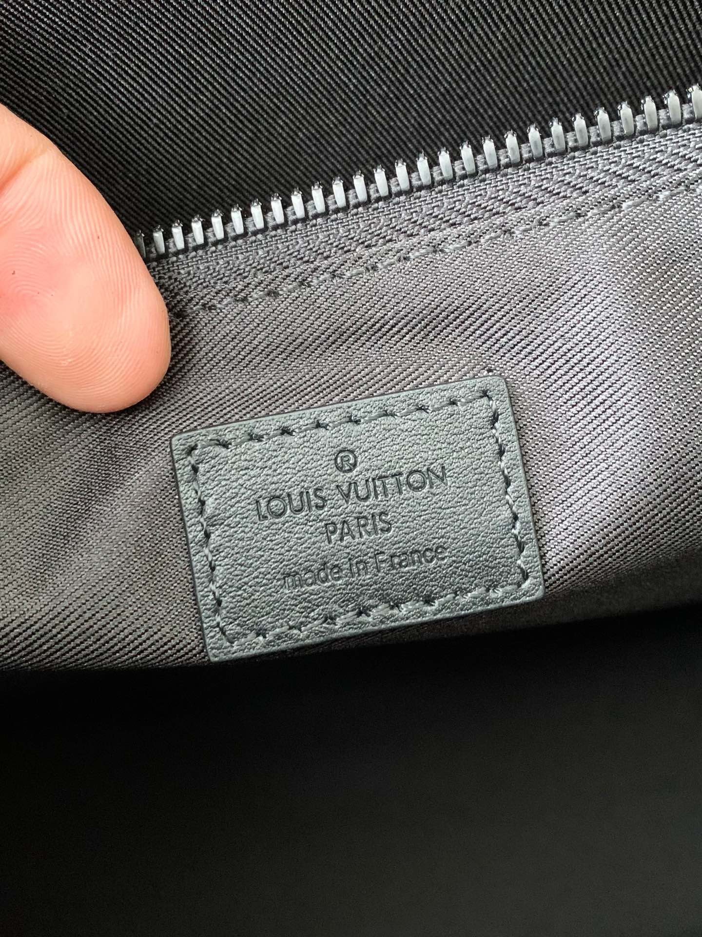 L X V's new Sac Plat Horizontal Zippé men's black flower briefcase M45165 Size: 31*39*8.5cm detail 9