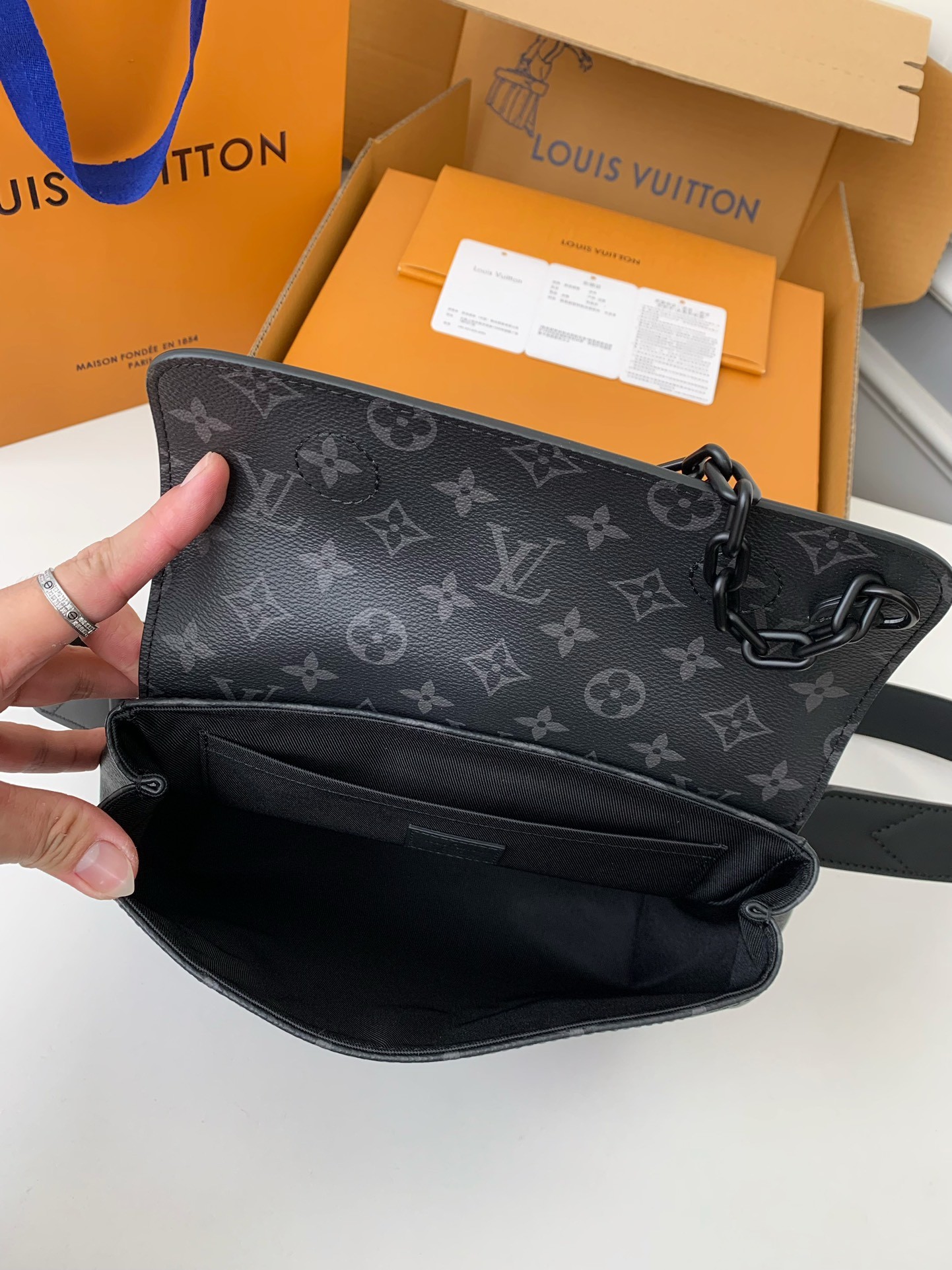 L X V's new Sac Plat Horizontal Zippé men's black flower briefcase M45165 Size: 31*39*8.5cm detail 9