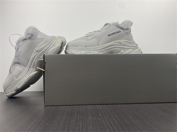 BLCG Triple S Fake Fur Grey 668563 W3CQ5 1210 detail 2