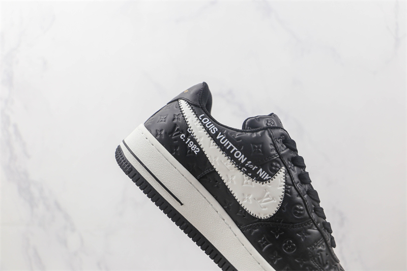 L X V x NK Air Force 1'07 Low Black/white/Monogram detail 3