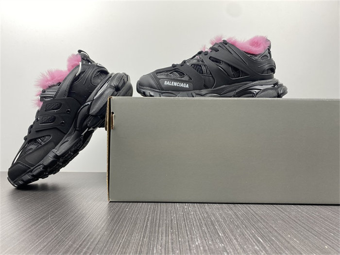 BLCG Track Fake Fur Black Pink 668555 W3CQ6 1050 detail 2