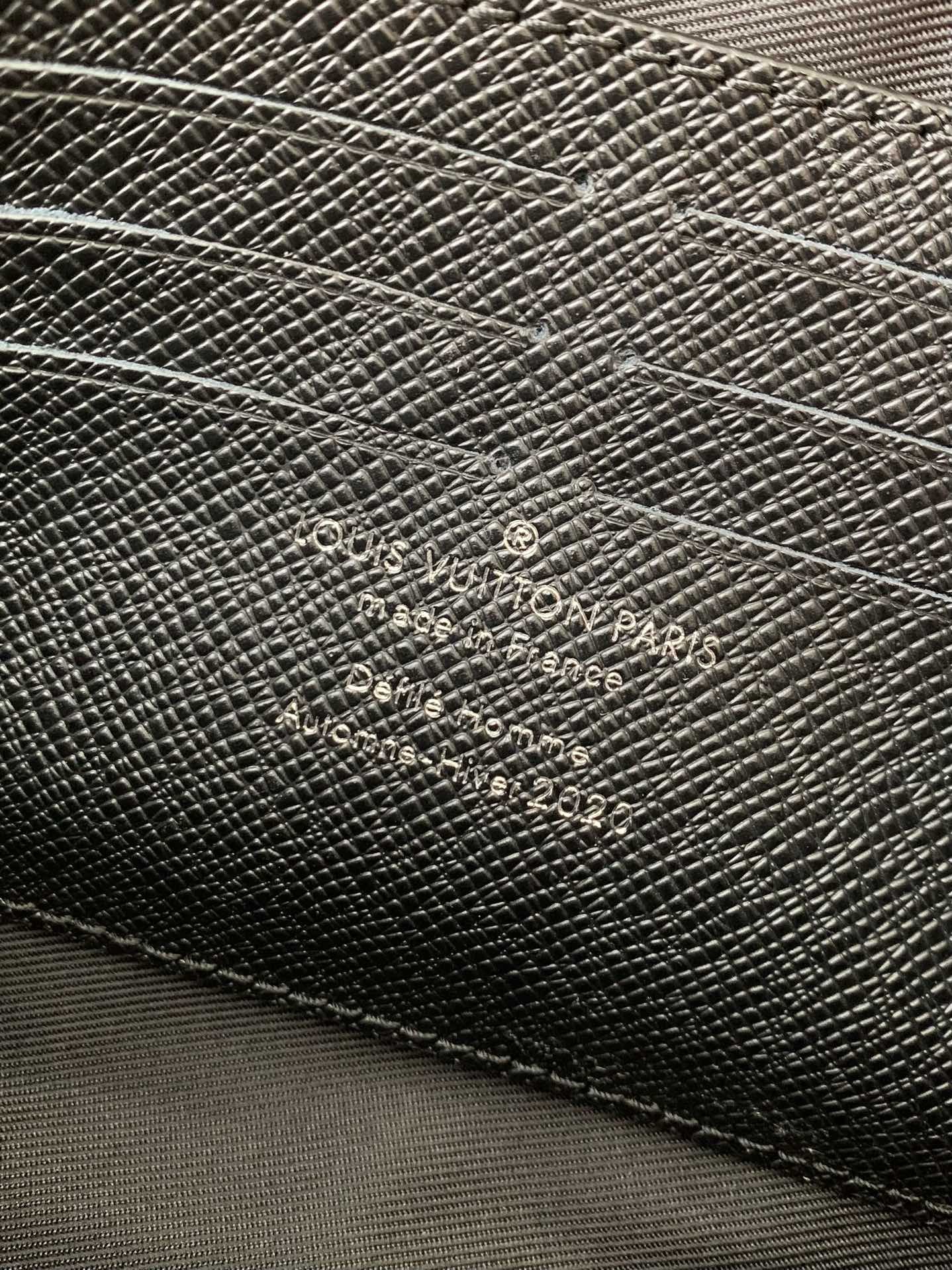 L X V's new Sac Plat Horizontal Zippé men's black flower briefcase M45165 Size: 22.5*14*5cm detail 10