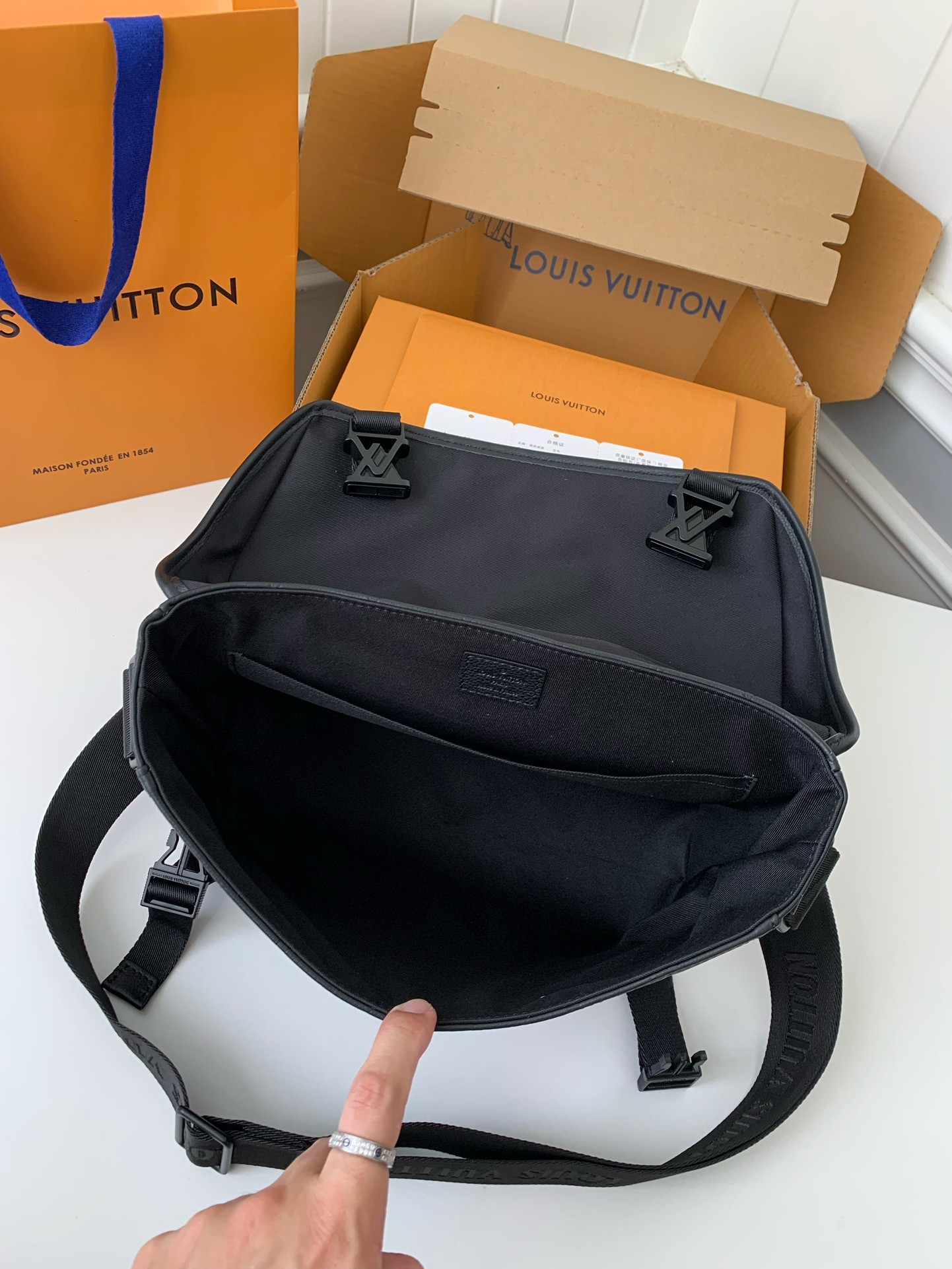 New L X V VOYAGER small men's messenger bag M25121 Size: 33*22.5*11cm detail 10