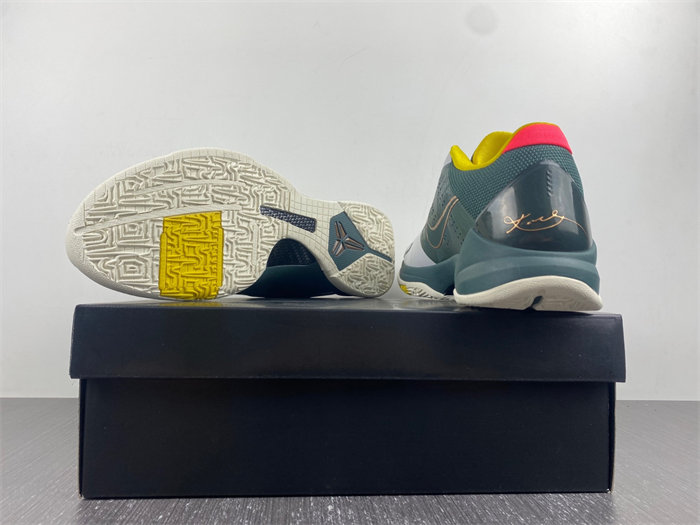 NK Kobe 5 Protro EYBL Girls CD4991-300 detail 3
