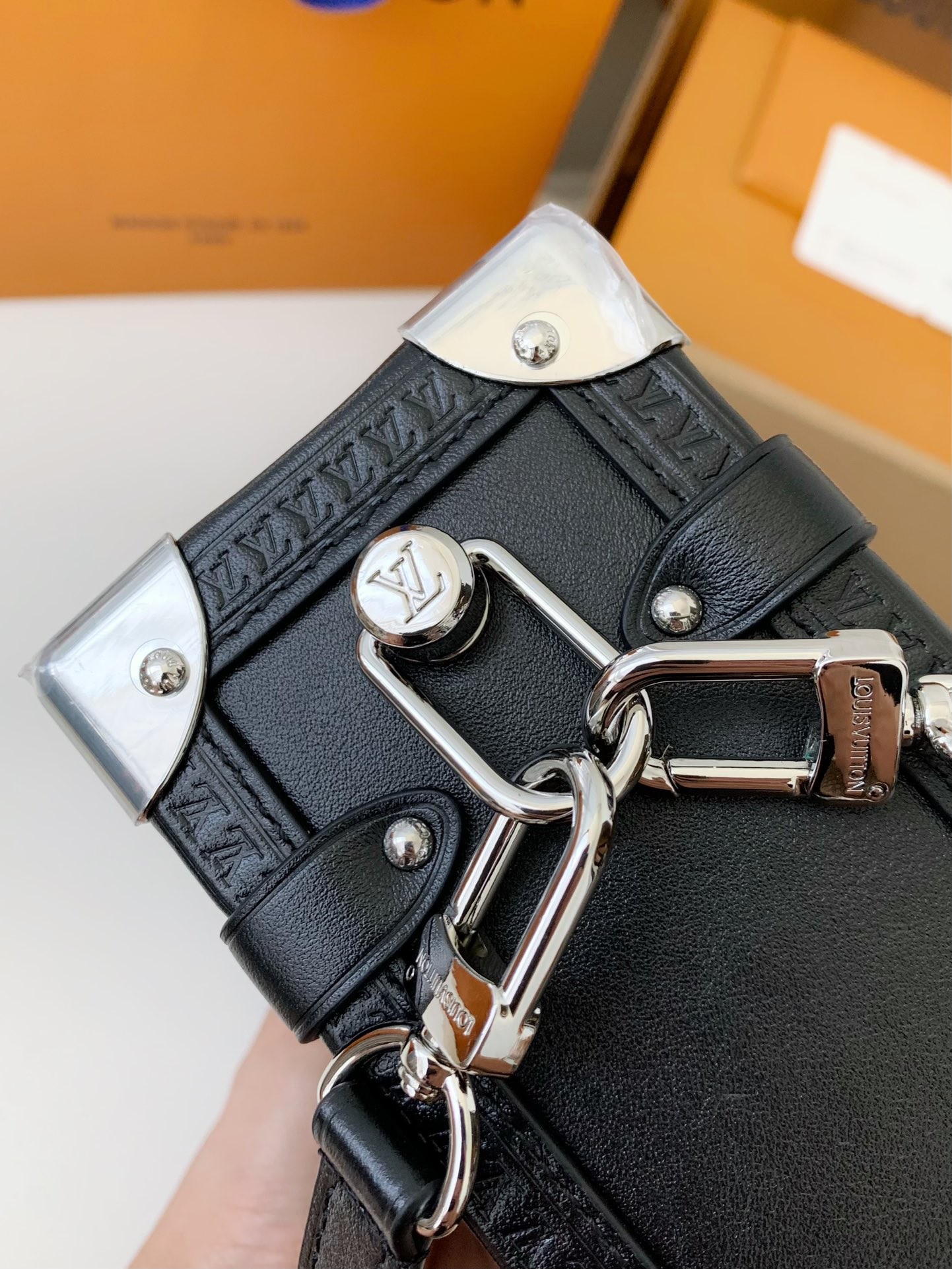 L X V New SIDE TRUNK full leather medium size handbag M11350 Size:21*14*6cm detail 10