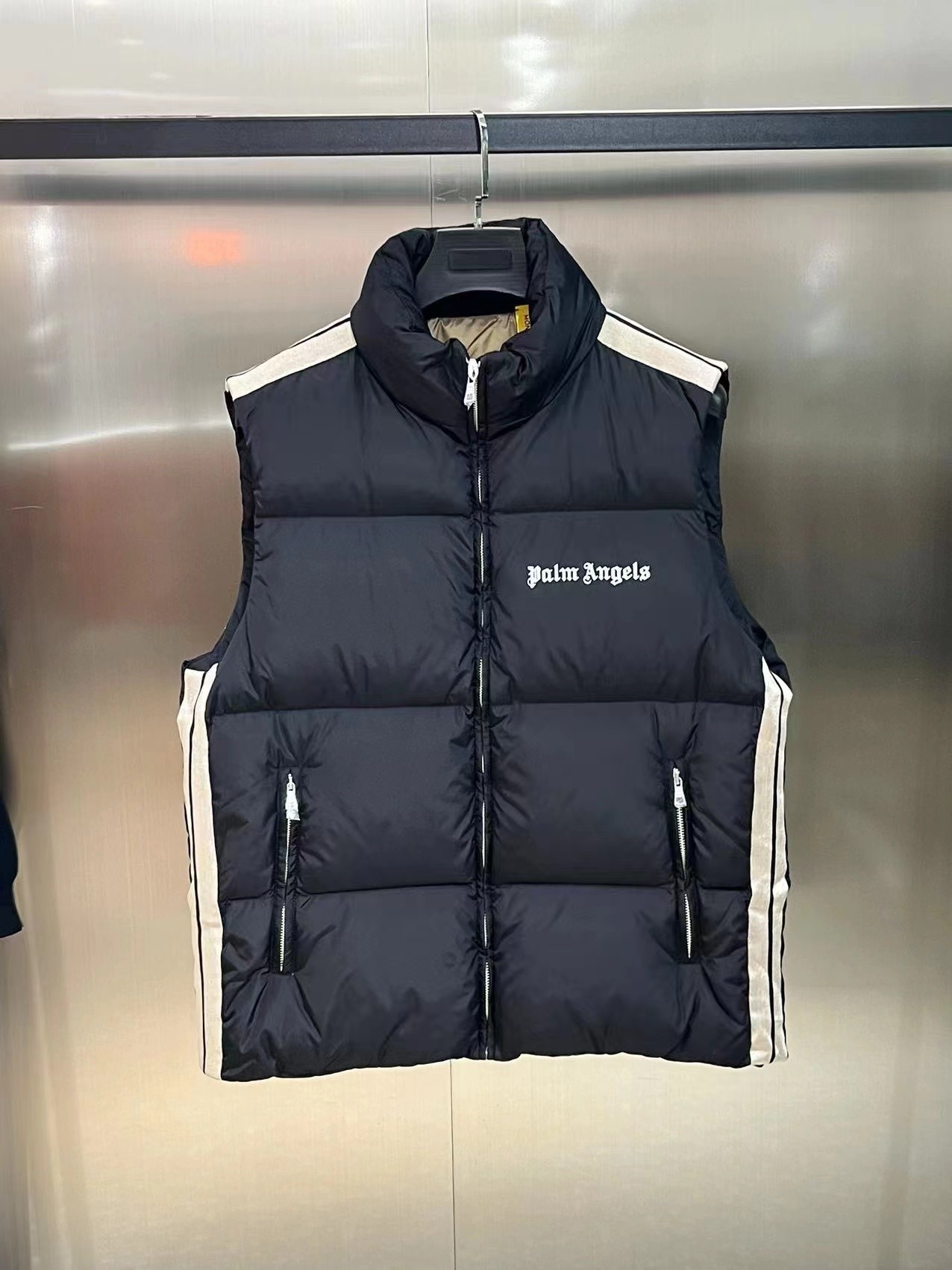 MONC &times; Pal Angle joint Rodman series down vest