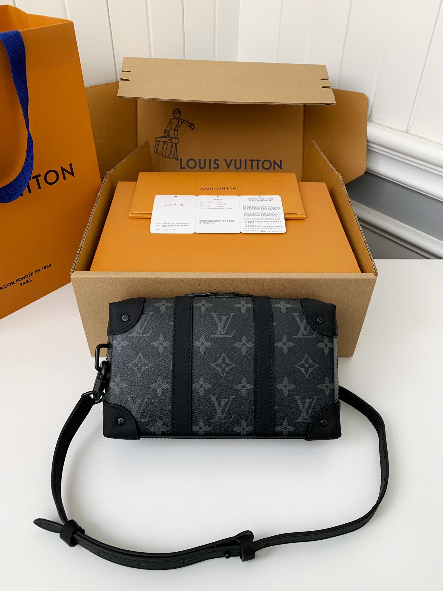 L X V's new Sac Plat Horizontal Zipp&eacute; men's black flower briefcase M45165 Size:  22.5*14*5cm