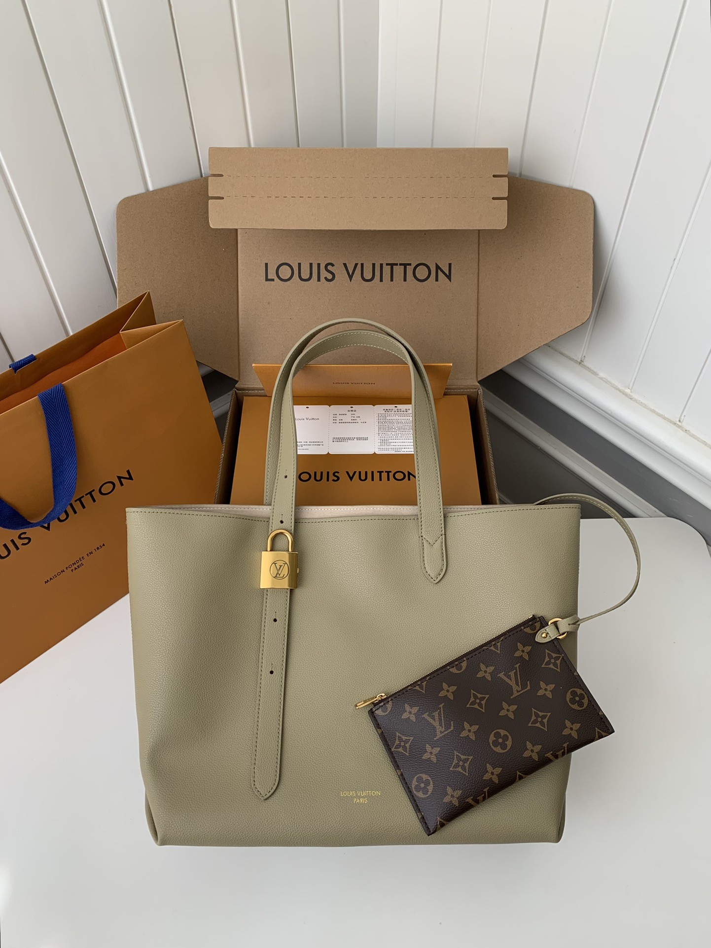 L X V Low Key Cabas Mid -number Handbag M25343  Size: 30*14*47cm