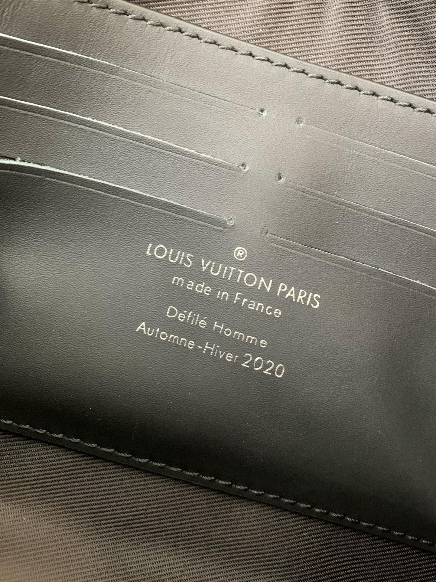 L X V's new Sac Plat Horizontal Zippé men's black flower briefcase M80224 Size: 22.5*14*5cm detail 10